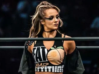 Anna Jay steht mit ernstem Gesichtsausdruck im Ring