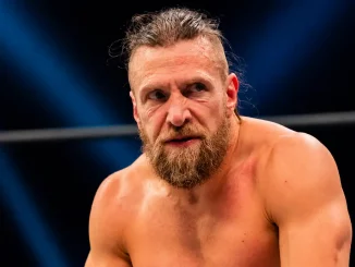 Bryan Danielson befindet sich im Ring und blickt grimmig