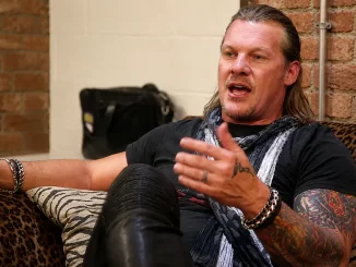 Chris Jericho erhebt während eines Interviews die linke Hand