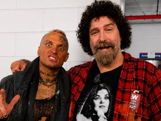 Darby Allin und Mick Foley stehen für ein gemeinsames Foto nebeneinander