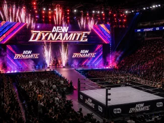 Blick in die AEW Dynamite Arena mit einem Feuerwerk auf der Stage
