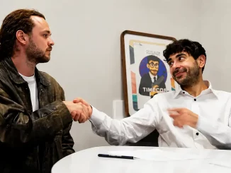 Jack Perry reicht Tony Khan nach der Vertragsunterzeichnung die Hand