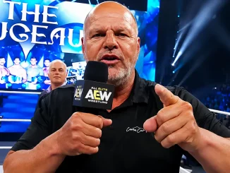 Jacques Rougeau steht aufgebracht im Ring am Mikrofon und zeigt auf die Hauptkamera