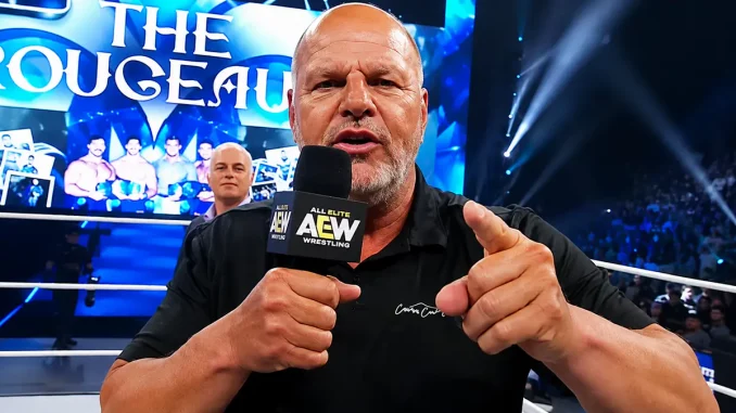 Jacques Rougeau steht aufgebracht im Ring am Mikrofon und zeigt auf die Hauptkamera