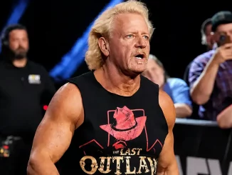 Jeff Jarrett blickt erstaunt zum Ring