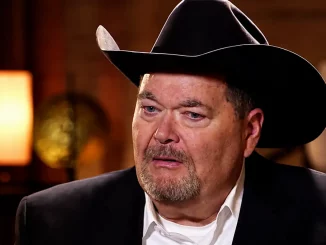 Jim Ross sieht sehr nachdenklich aus