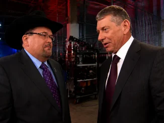 Jim Ross und Vince McMahon halten sich im Backstagebereich auf