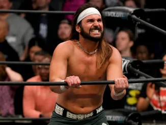 Nick Jackson steht angeschlagen im Ring und blickt dabei in die Zuschauermenge