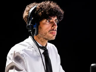 Tony Khan trägt Kopfhörer und ist hochkonzentriert