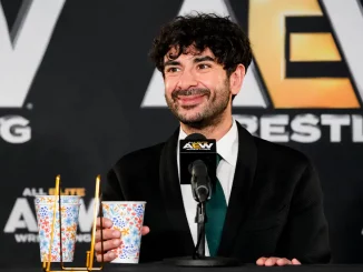 Tony Khan auf einer Media Scrum Veranstaltung direkt nach einem Pay-per-View