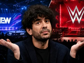 Tony Khan vor einer AEW und WWE Arena