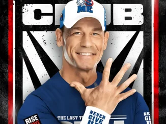 John Cena vor dem Club WWE Logo