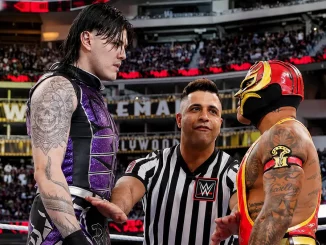 Dominik Mysterio und Rey Mysterio liefern sich einen Staredown direkt vor einem WWE-Referee