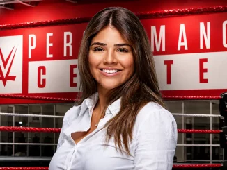 Aalyah Mysterio steht vor dem WWE Performance Center Ring