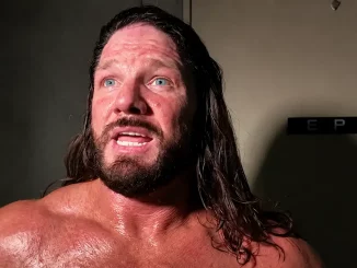 AJ Styles befindet sich sichtlich angespannt im Backstagebereich