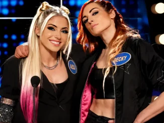 Alexa Bliss und Becky Lynch blicken gemeinsam in die Kamera