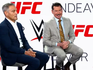 Ari Emanuel und Vince McMahon sitzen für ein Interview nah beieinander