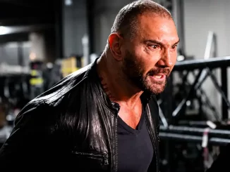 Batista blickt im WWE Backstagebereich in eine Kamera
