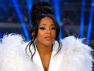 Bianca Belair blickt emotional in die Kamera