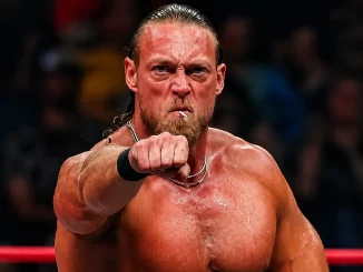 Big Cass streckt seine Faust aus