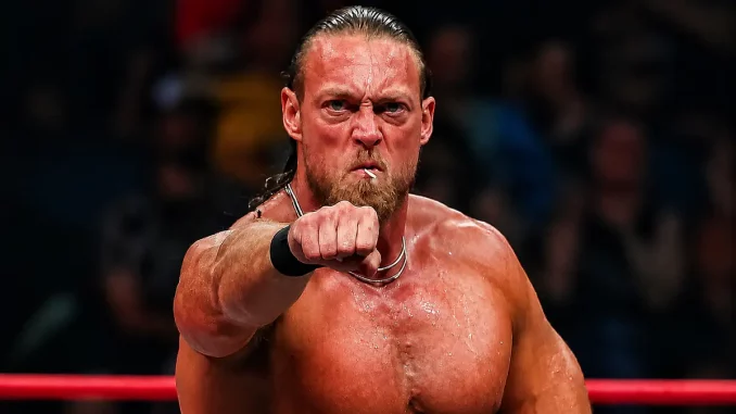Big Cass streckt seine Faust aus