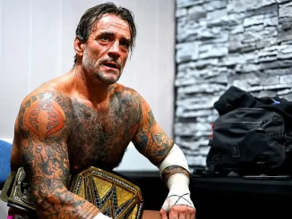 CM Punk mit seinem Undisputed WWE Champion Belt im Backstagebereich