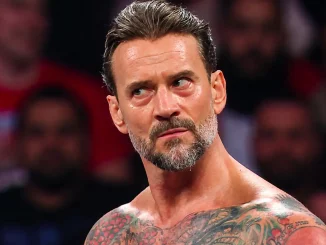 CM Punk steht mit starrem Blick im Ring