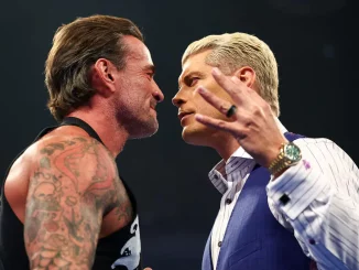 CM Punk steht im Ring und starrt Cody Rhodes direkt in die Augen