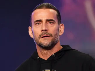 CM Punk steht ergriffen auf der Stage