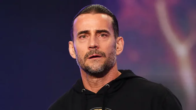 CM Punk steht ergriffen auf der Stage