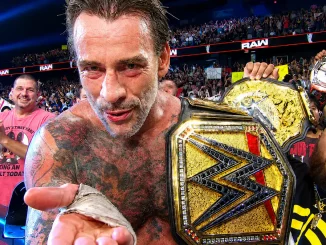CM Punk feiert inmitten der Fans seinen WWE Undisputed Champion Titelgewinn