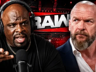 D-Von Dudley spricht über Triple H, der neben ihm steht. Im Hintergrund ist die WWE-RAW-Arena zu sehen