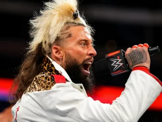 Enzo Amore brüllt lautstark ins WWE Mikrofon