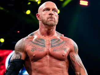 Eric Young steht ausdruckslos im Ring