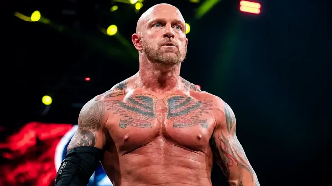 Eric Young steht ausdruckslos im Ring