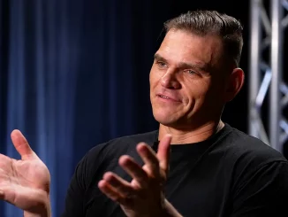 Gunther erhebt während eines Interviews seine Hände