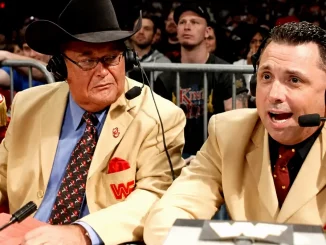 Jim Ross und Michael Cole kommentieren gemeinsam eine Wrestling Show