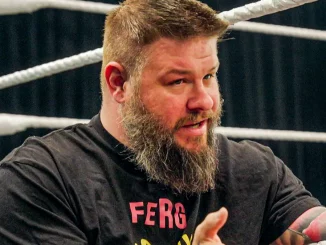 Kevin Owens vor einem WWE Ring