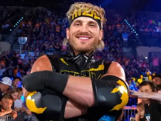 Der lachende Logan Paul befindet sich bei mehreren Fans in einer Wrestling Arena