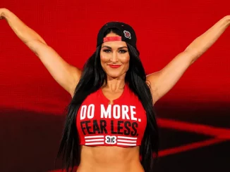 Nikki Bella steht auf der Stage und streckt lachend ihre Arme aus