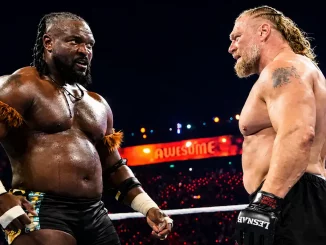 Oba Femi und Brock Lesnar stehen sich im Ring gegenüber und starren sich an