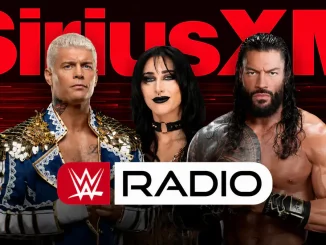 Offizielle WWE Radio Grafik mit Logo und den Superstars Cody Rhodes, Rhea Ripley und Roman Reigns