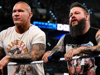 Randy Orton und Kevin Owens stehen am Ringseil