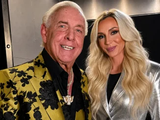 Ric Flair und Charlotte Flair stehen lächelnd nebeneinander