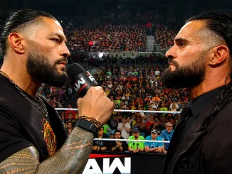 Roman Reigns und Seth Rollins stehen sich in einem Face-to-Face Segment im Ring gegenüber