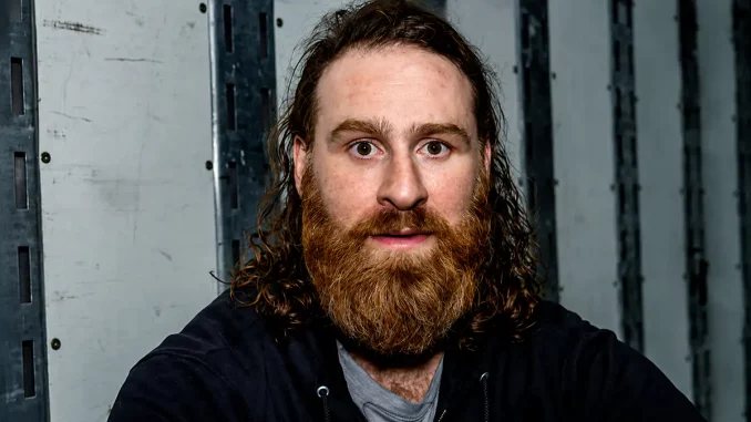 Sami Zayn mit ernstem Gesichtsausdruck