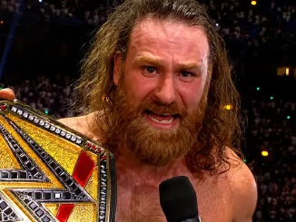 Sami Zayn hält seinen Undisputed WWE Champion Titel während eines Interviews in die Kamera