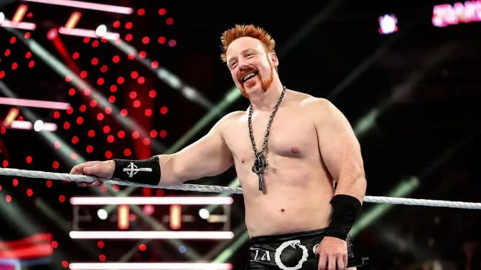 Sheamus steht lächelnd im WWE-Ring