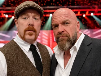 Sheamus und Triple H stehen dicht beieinander und blicken zusammen in die Kamera