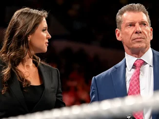 Stephanie McMahon blickt zum angespannten Vince McMahon
